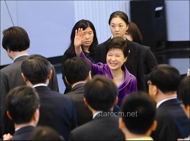 如何有效解决朴槿惠带女保镖逛菜市场引发的公众关注与安全问题