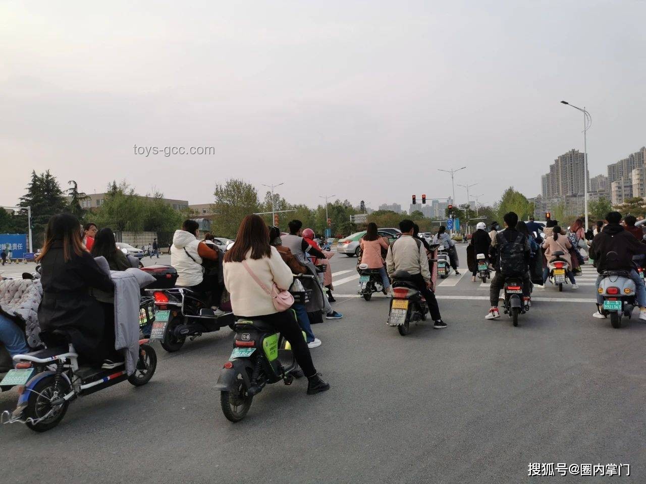 女子骑电动三轮闯卡强行上高速：一场惊心动魄的教训